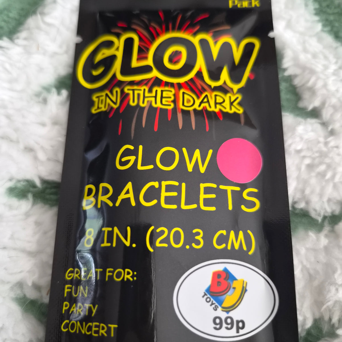 Glow in the dark bracelets 1 pkt supplied