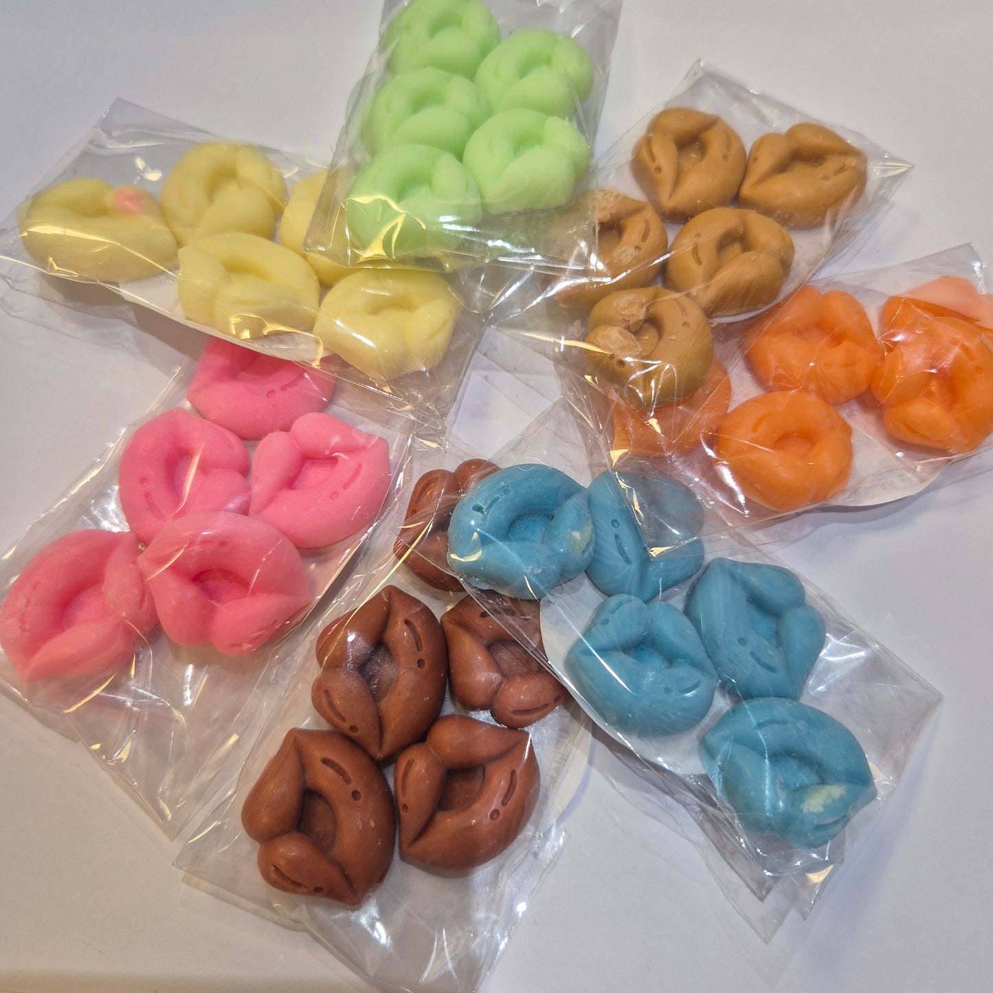 Pkt of 5 small lip shaped wax melts in various scents