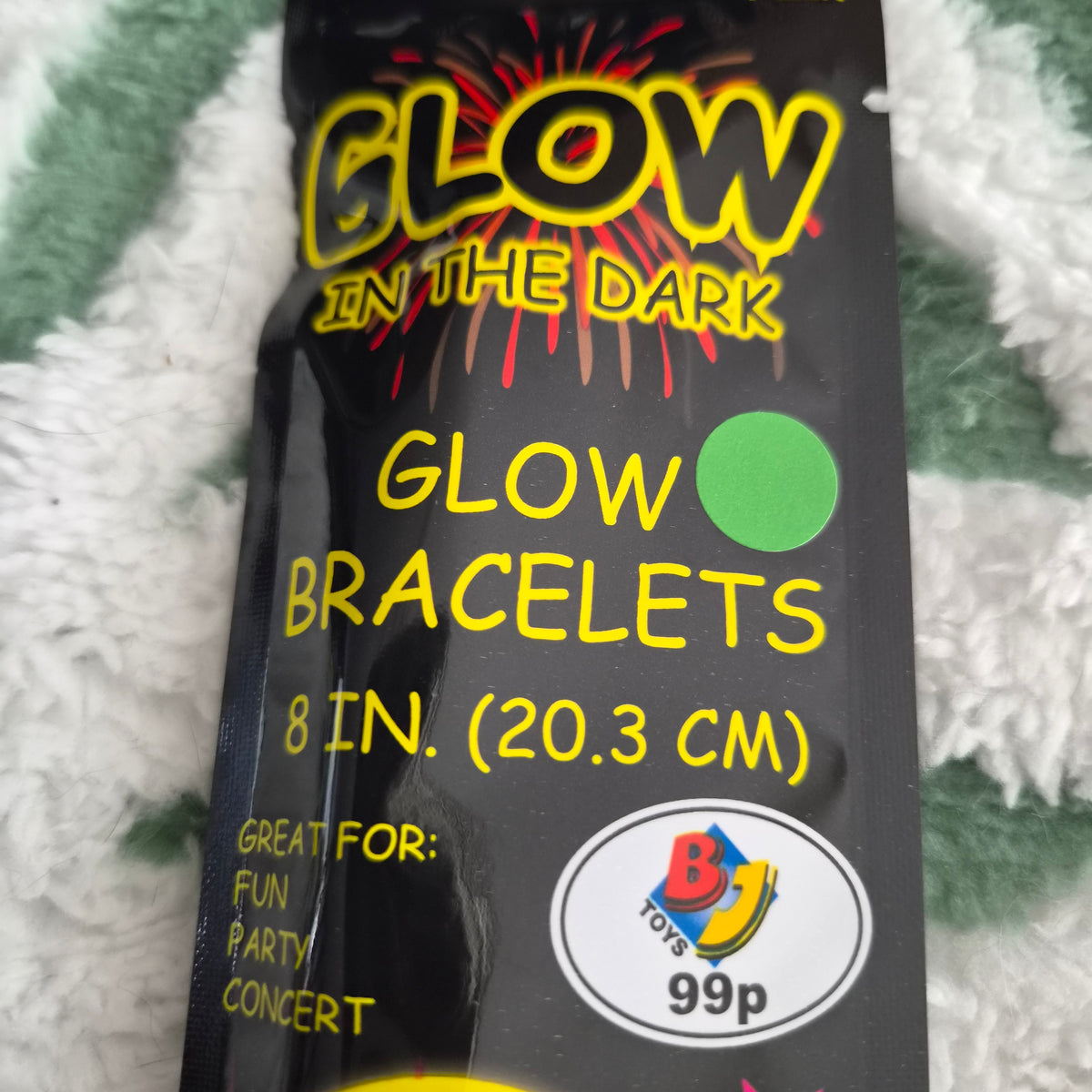 Glow in the dark bracelets 1 pkt supplied