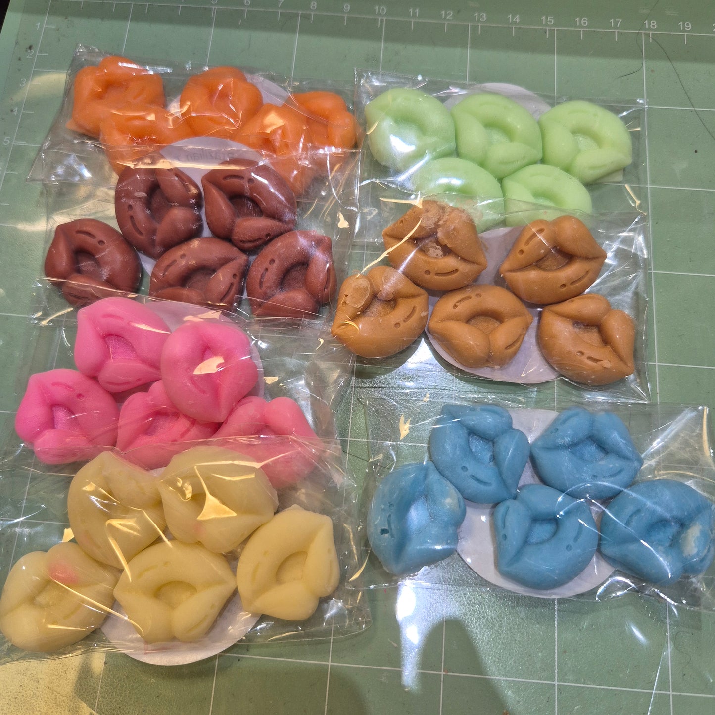 Pkt of 5 small lip shaped wax melts in various scents