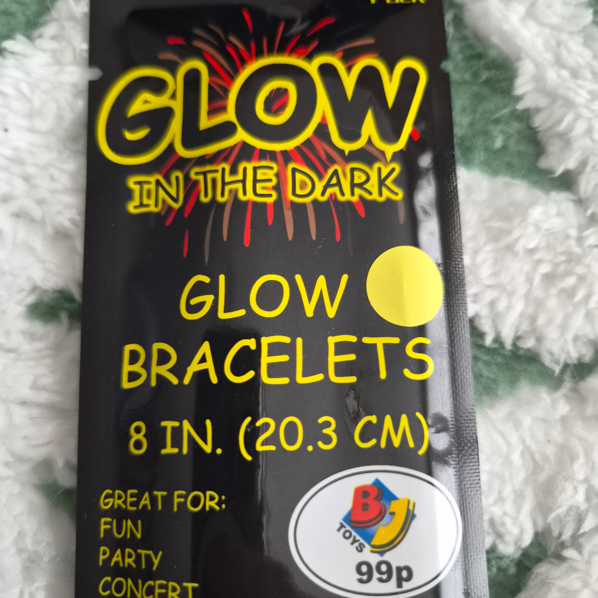 Glow in the dark bracelets 1 pkt supplied