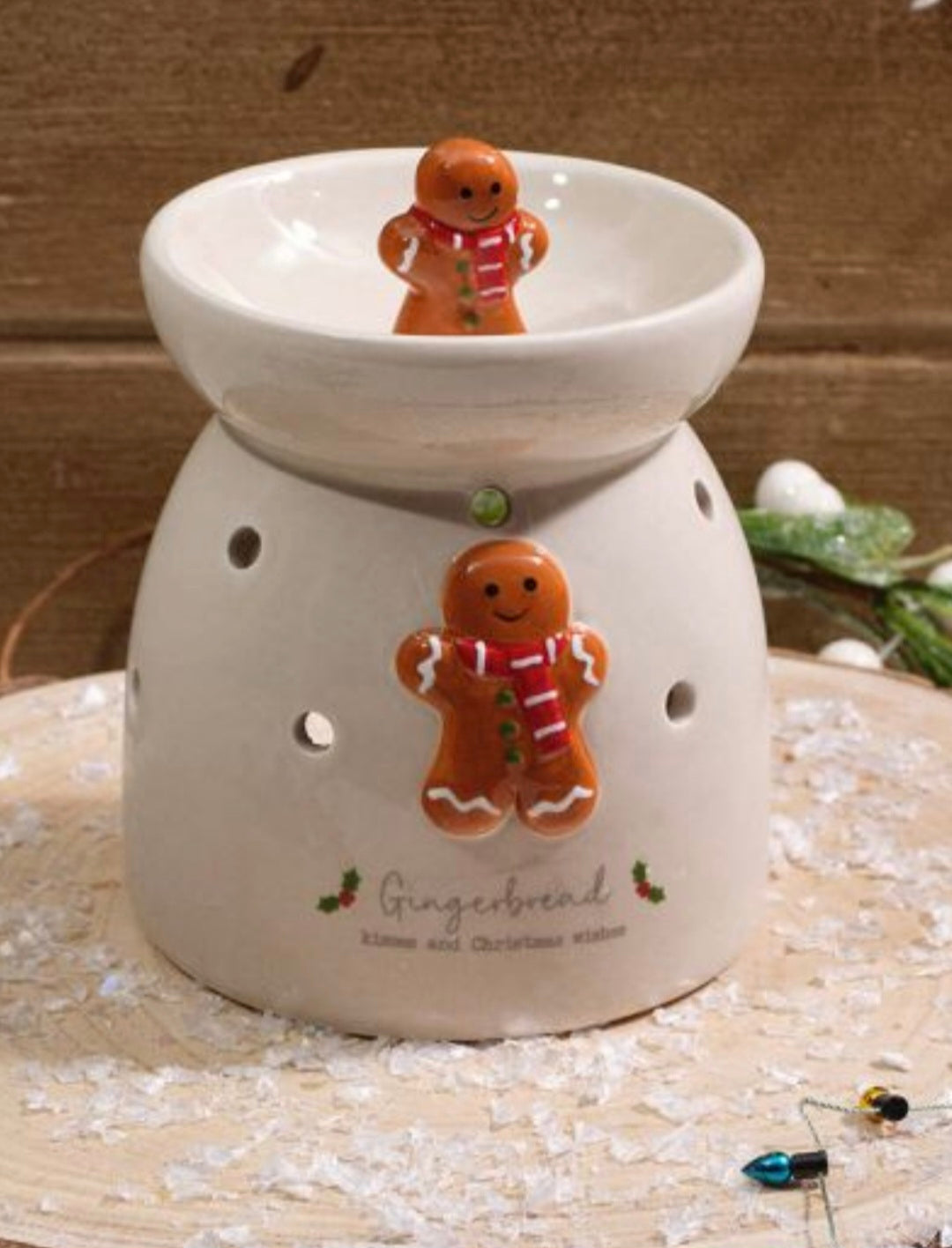 CHRISTMAS TINY WORLD BOXED CERAMIC 3D EMBOSSED GINGERBREAD KISSES WAX MELT BURNER Boxed