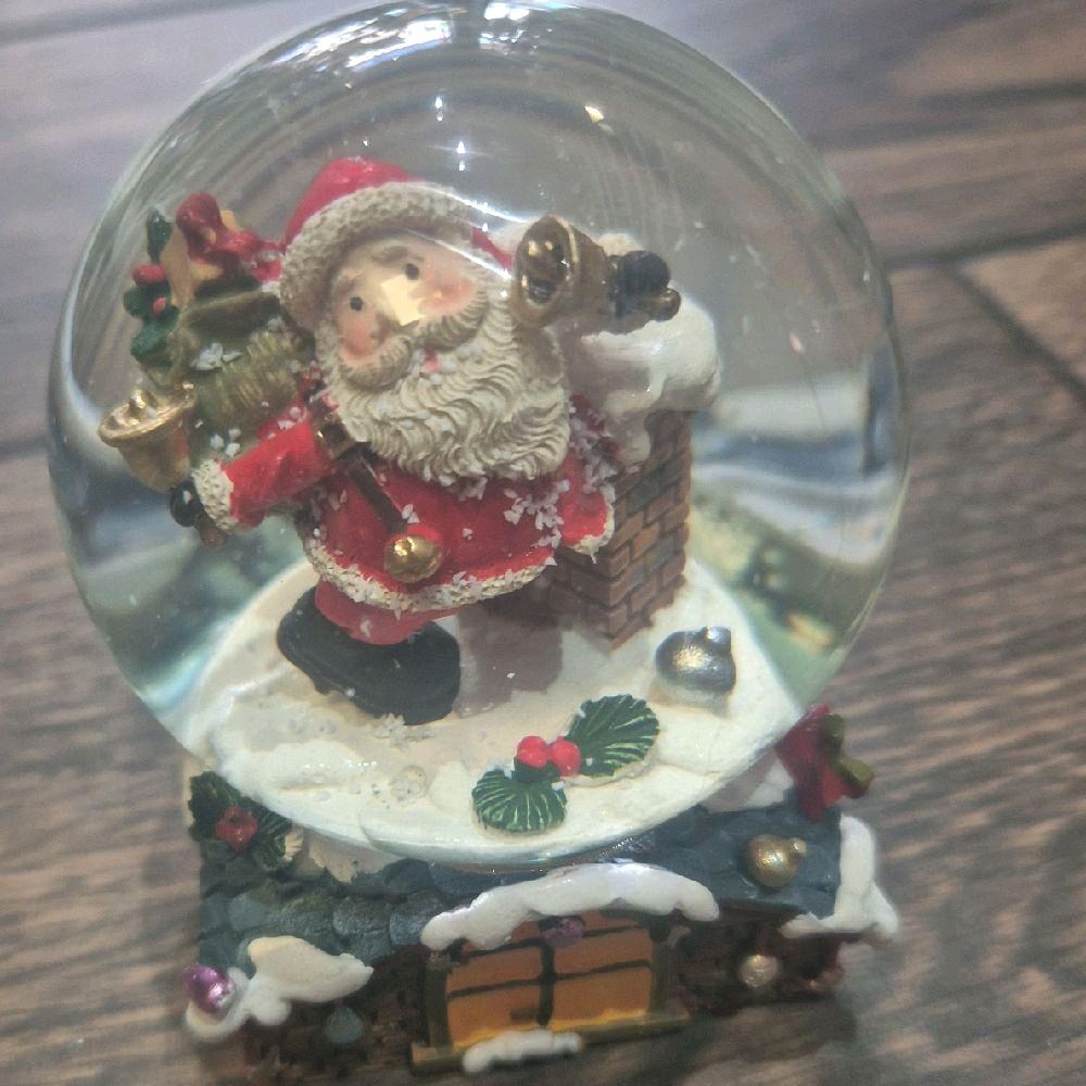 Dancing santa and chimney snowglobe - Festive decoration