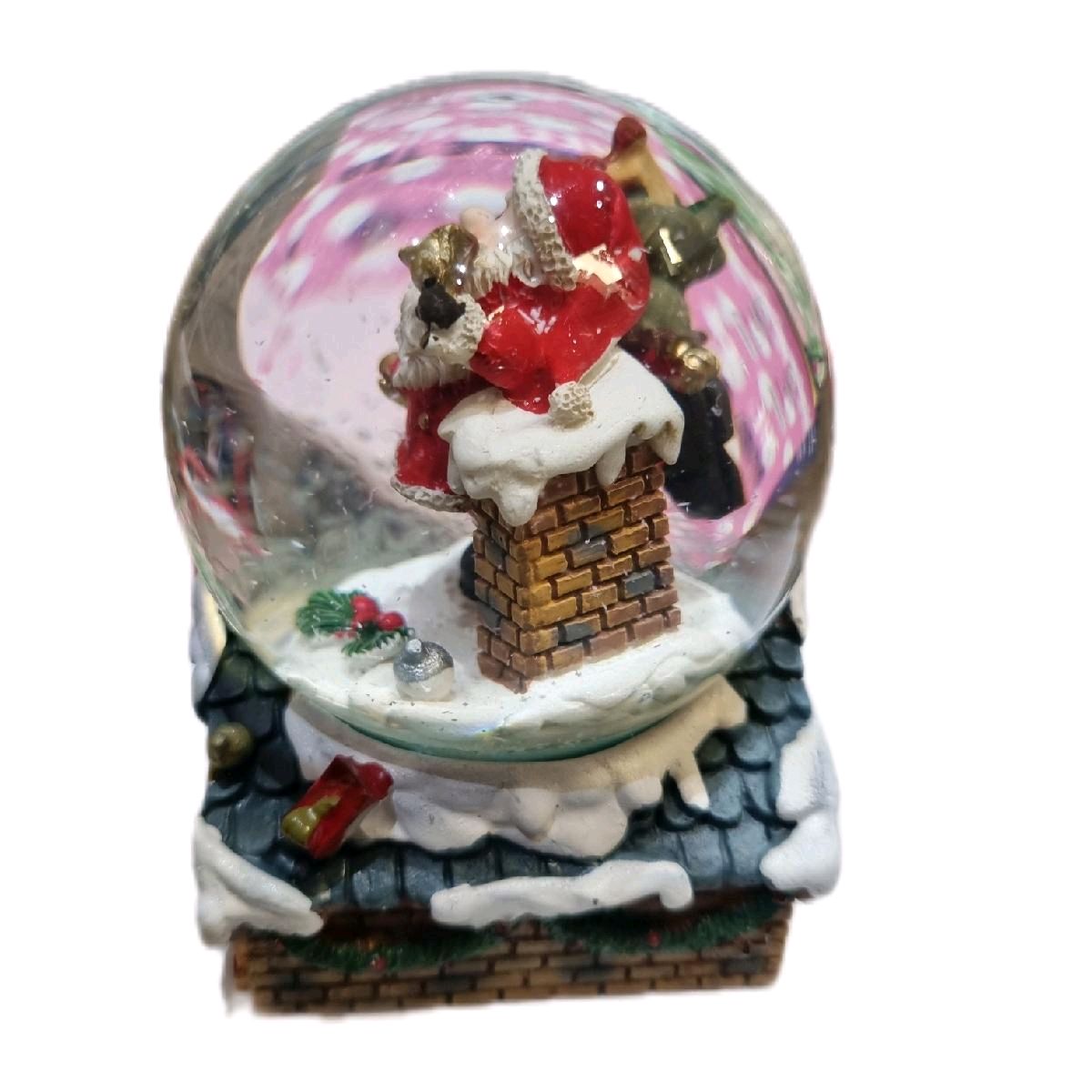 Dancing santa and chimney snowglobe - Festive decoration