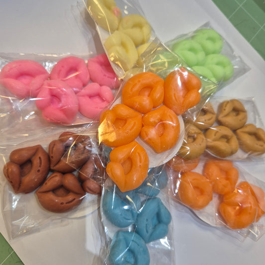 Pkt of 5 small lip shaped wax melts in various scents
