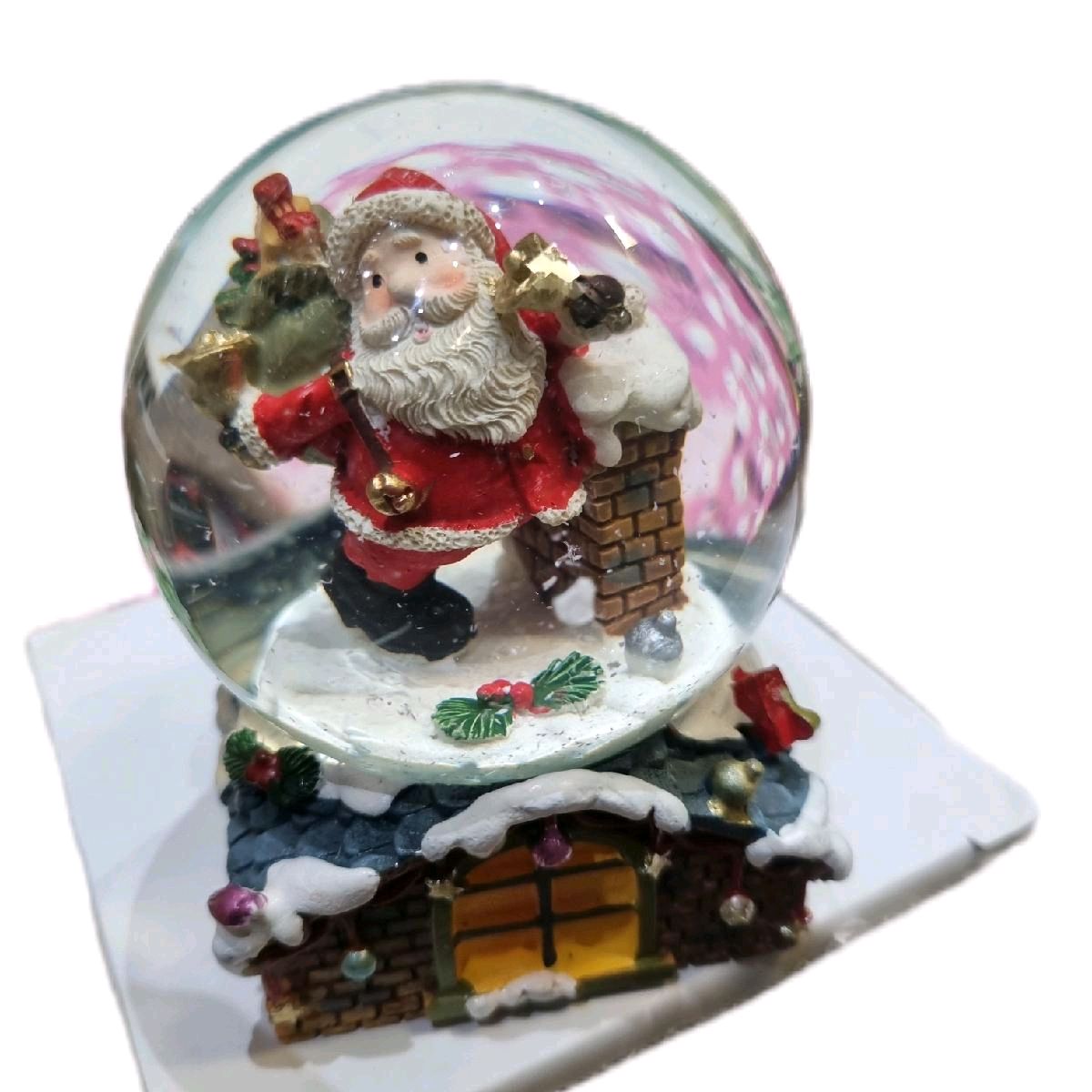 Dancing santa and chimney snowglobe - Festive decoration